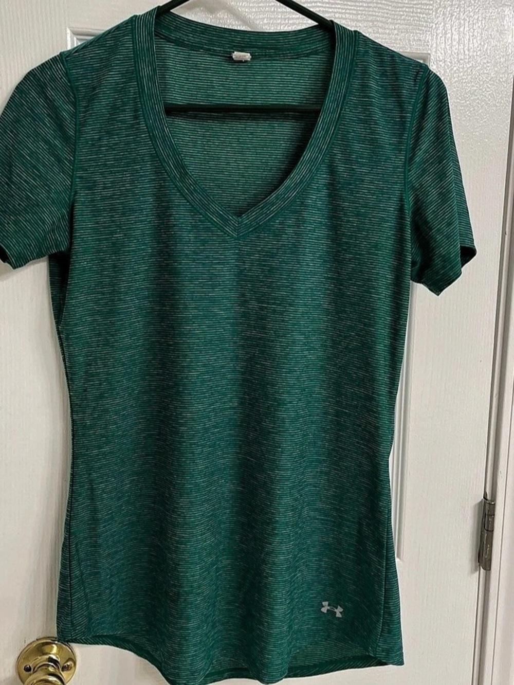 Under Armour Striped V-Neck Polyester Tee in Green Medium